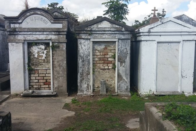 Garden District Walking Tour of New Orleans - Mansions, Ironwork, and Southern Character