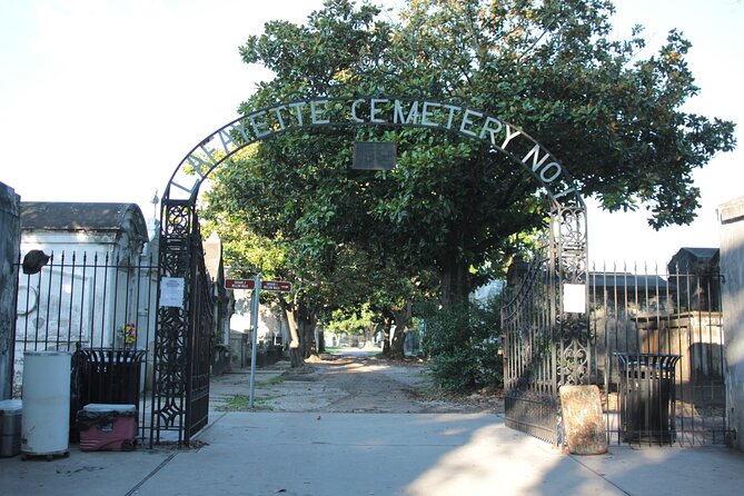 Historic Garden District Walking Tour - Starting at The Rink on Prytania Street