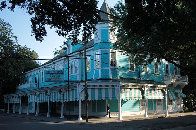 Historic Garden District Walking Tour - Lafayette Cemetery No. 1 and New Orleans burial traditions