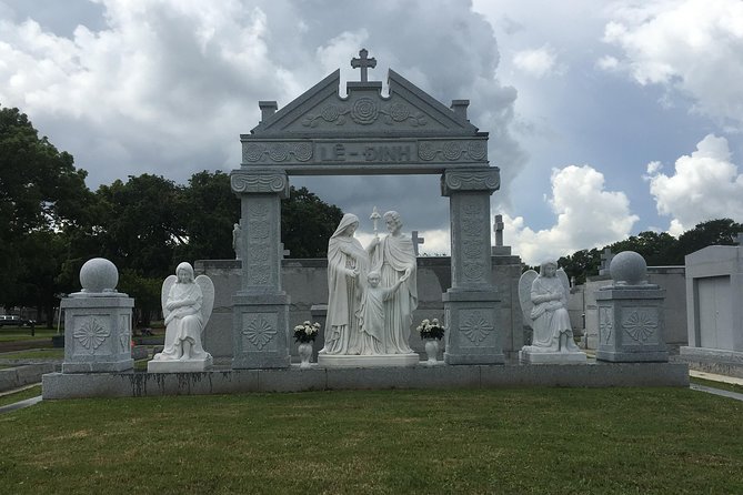 Historic Metairie Cemetery Walking Tour by Save Our Cemeteries - Why a small group improves the walk