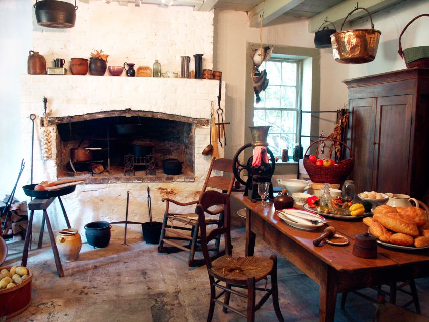 Louisiana: Laura, Oak Alley, or Whitney Plantation Tours - Oak Alley and the 28 giant oaks