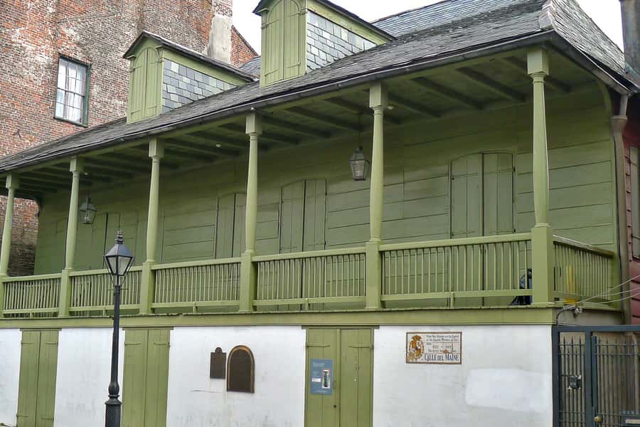 New Orleans: 1.5-Hour Vampire Tour of the French Quarter - Guides, tone, and the value of live storytelling