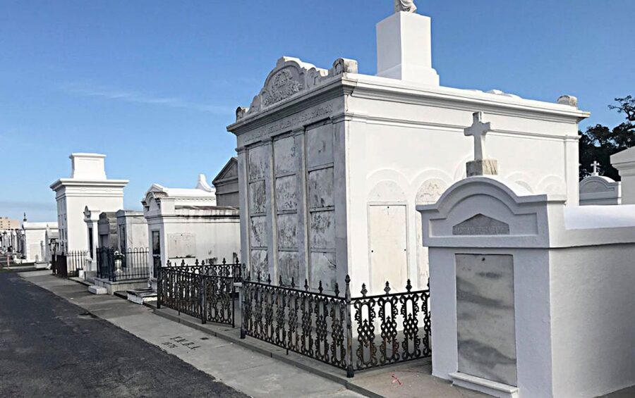 New Orleans: 2-Hour 15-Minute City and Cemetery Tour by Bus - City Park and the Café Du Monde break