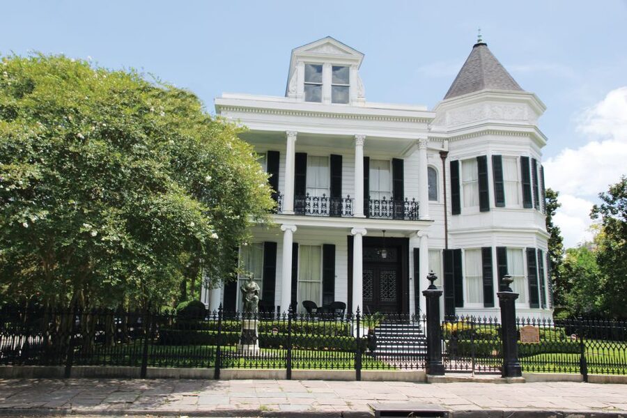 New Orleans: 2-Hour 15-Minute City and Cemetery Tour by Bus - Garden District architecture from the bus