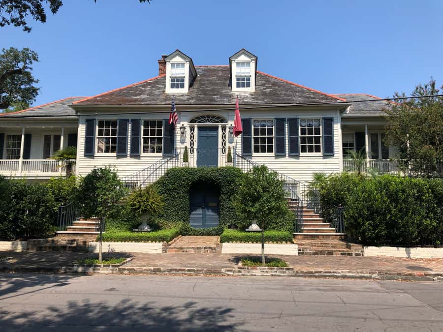 New Orleans: 2-Hour Homes of the Rich & Famous Walking Tour - What the guides add to the experience