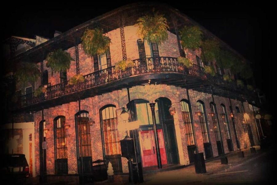 New Orleans: Adults Only Haunted Ghost Tour - A break can help with the heat and the stories