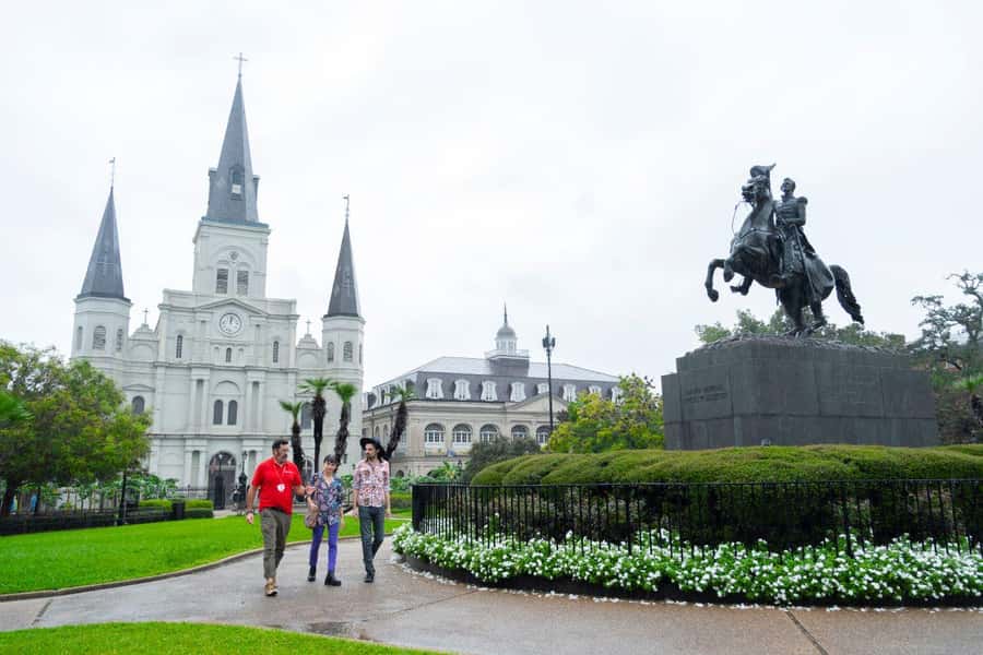New Orleans: Beloved Bites & Famous Dishes Food Tour - The first bite: a New Orleans beignet