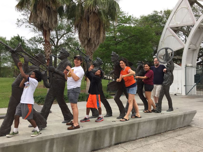 New Orleans: Buzz the Crescent Guided Bike Tour - Café du Monde and the beignet decision
