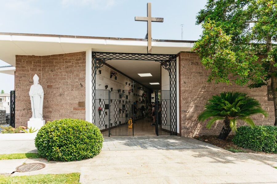 New Orleans: Cemetery Tour - Why New Orleans built cities of the dead