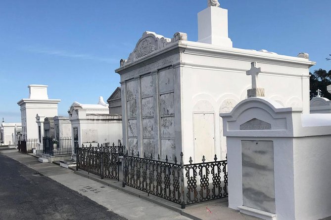 New Orleans City and Cemetery 2-Hour Bus Tour - The Superdome, French Market, and Lake Pontchartrain
