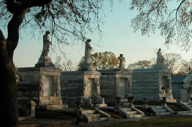 New Orleans City and Cemetery Bus Tour - A quick way to get your bearings in New Orleans