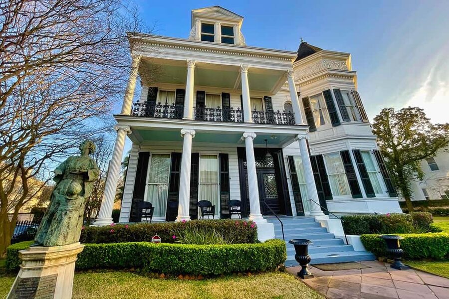 New Orleans: City & Cemetery Tour + Garden District Stroll - Why this tour works as a first look at New Orleans