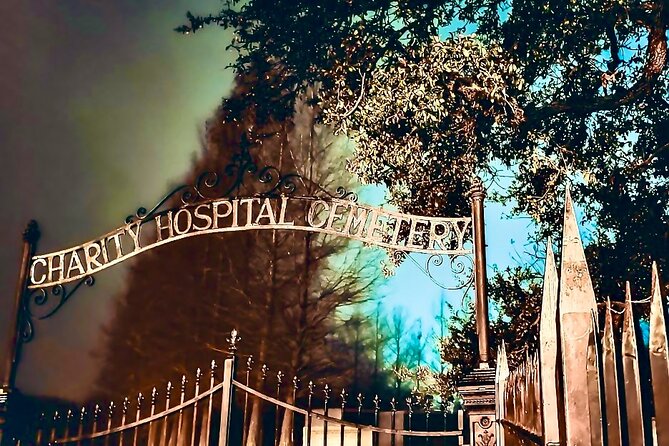 New Orleans: Dead of Night Ghosts and Cemetery Bus Tour - Photographing Orbs, Shadows, and the Darkness