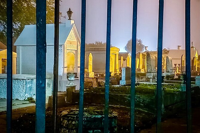 New Orleans: Dead of Night Ghosts and Cemetery Bus Tour - The Guides Make or Break the Evening