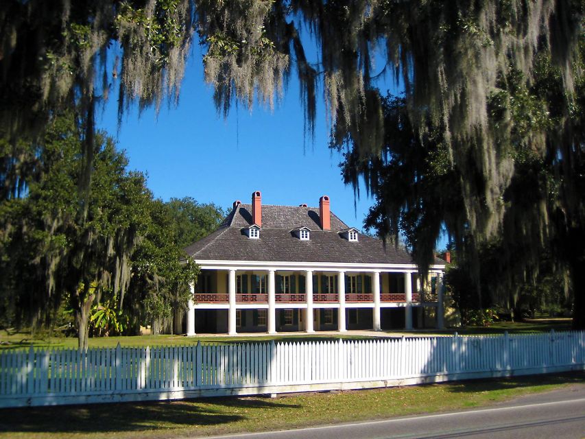 New Orleans: Destrehan Plantation Tour - Meeting your guide behind the Plantation Store