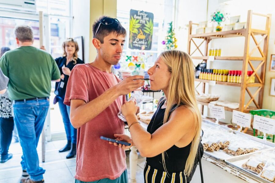 New Orleans: French Quarter Food Tour with Tastings - Food vendors add the human side