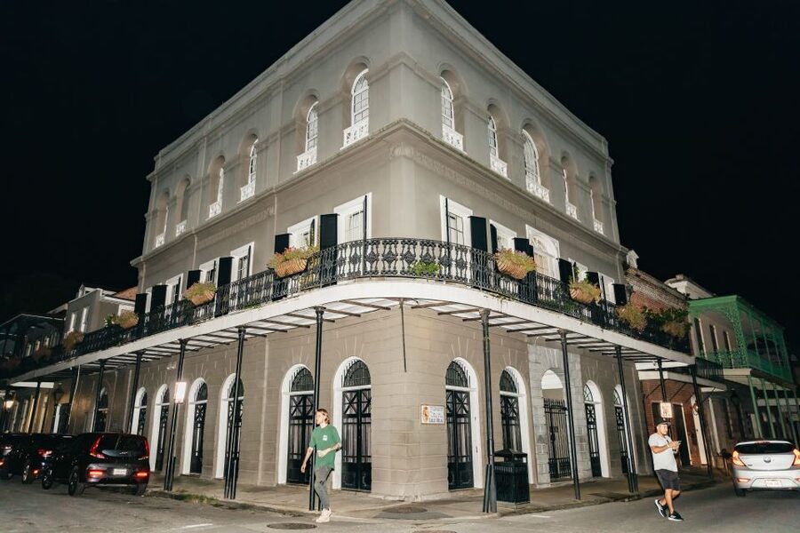 New Orleans: French Quarter Ghost Tour with Interior Visit - Lafitte’s Blacksmith Shop Bar and the middle of the walk