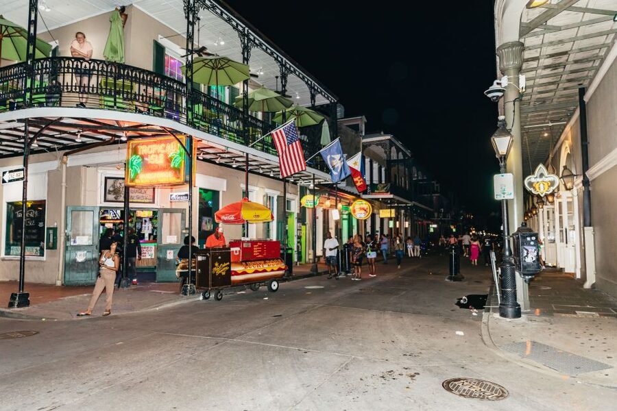 New Orleans: French Quarter Ghost Tour with Interior Visit - Meeting your guide at 620 Decatur Street