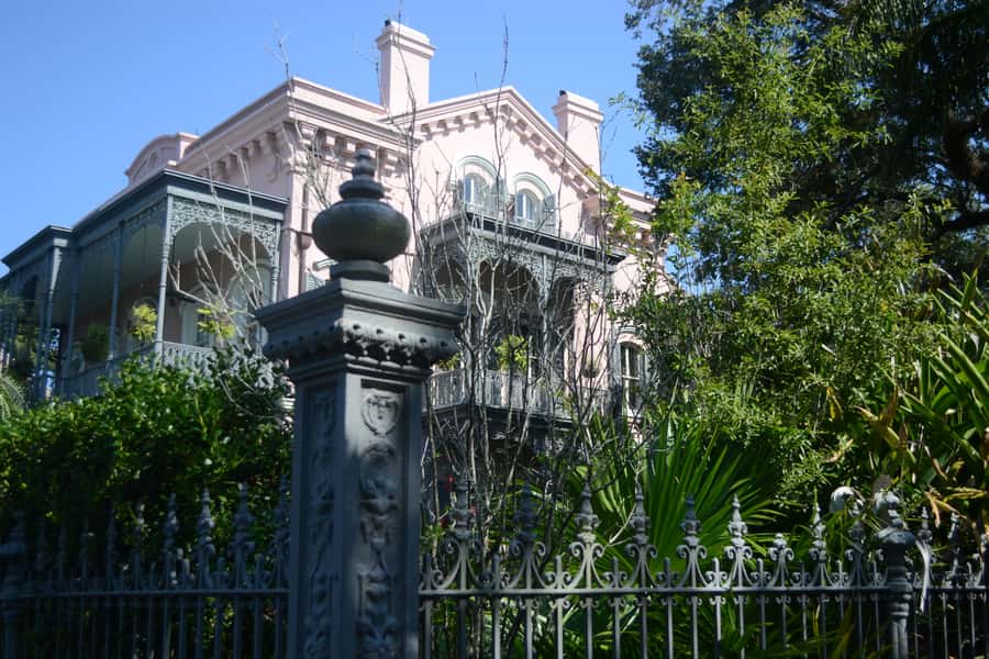 New Orleans: Garden District and French Quarter Bike Tour - Crossing Into the Garden District