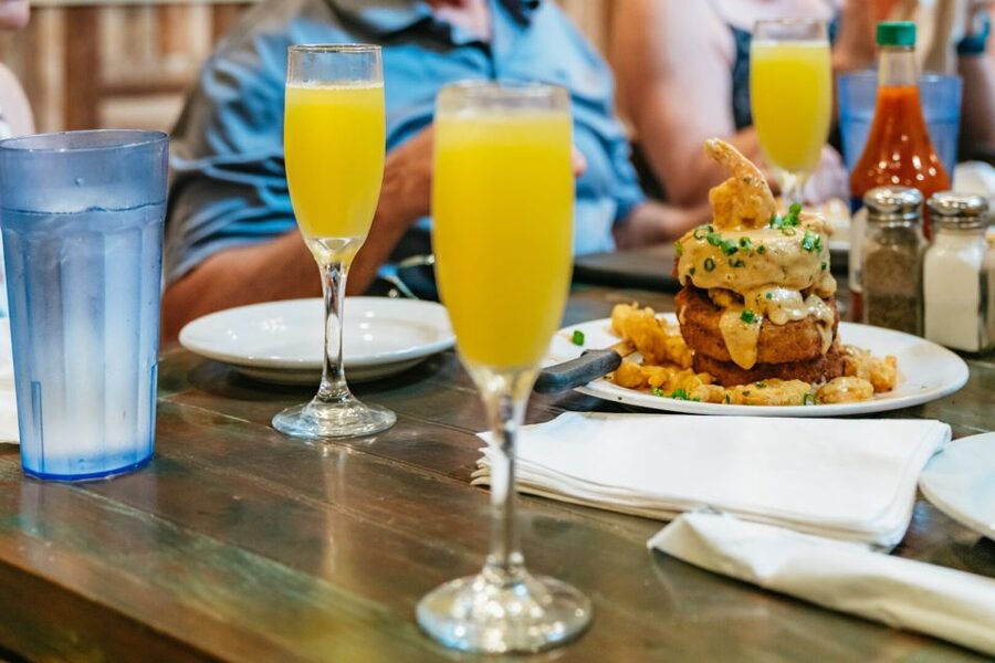 New Orleans: Garden District Food, Drinks & History Tour - Walking through the Garden District