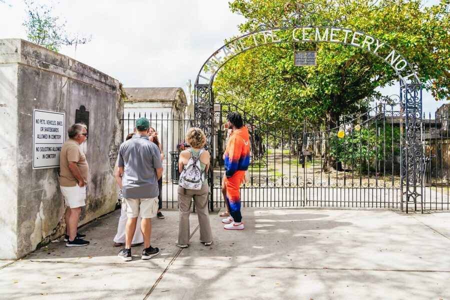 New Orleans: Garden District Food, Drinks & History Tour - Beignets, coffee, and the final stop