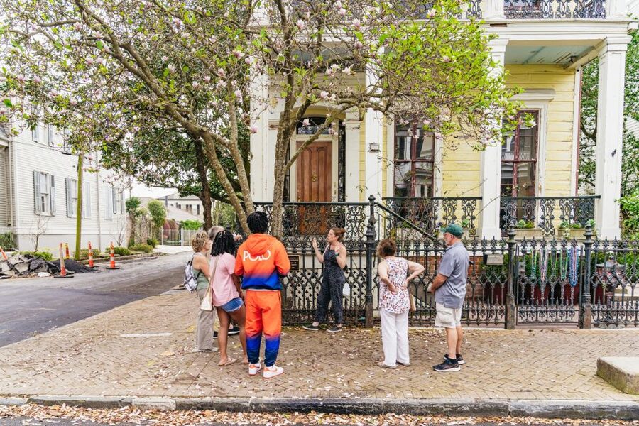 New Orleans: Garden District Food, Drinks & History Tour - Meeting Michelle near Lafayette Cemetery
