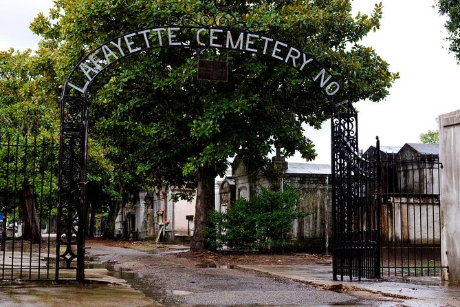 New Orleans: Garden District Tour - Live oaks, crepe myrtles, and the pleasure of looking up