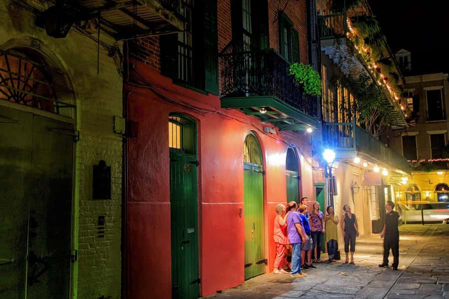 New Orleans: Ghosts & Spirits Interactive Walking Tour - The guide can make or break the evening
