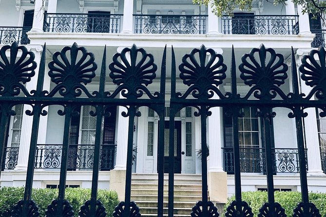 New Orleans Homes of the Rich and Famous Tour of the Garden District - Prytania Street and the antebellum homes