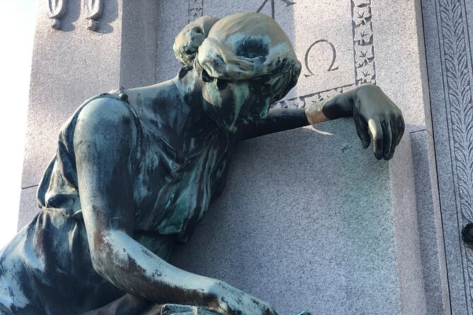 New Orleans Metairie Cemetery Tour: Millionaires and Mausoleums - The opening walk through a 127-acre former racetrack