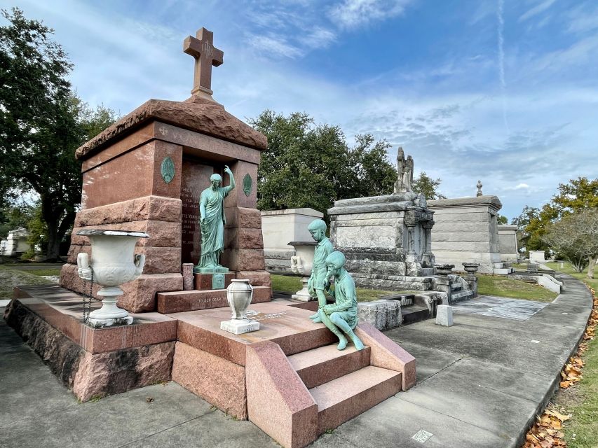 New Orleans: Millionaire’s Tombs of Metairie Cemetery Tour - Why Metairie Cemetery makes such a good walking tour
