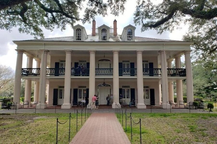 New Orleans: Oak Alley & Laura Plantation Tour w/Transport - What the $111 price really covers