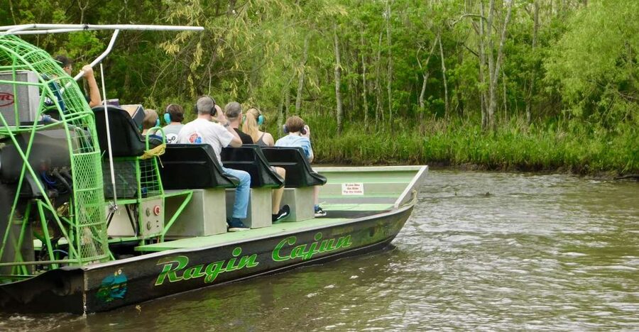 New Orleans: Oak Alley or Laura Plantation & Airboat Tour - Choosing between Oak Alley and Laura Plantation