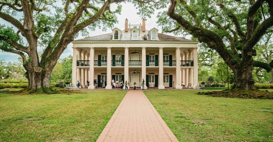 New Orleans: Oak Alley Plantation and Swamp Cruise Day Trip - Morning pickup from New Orleans hotels