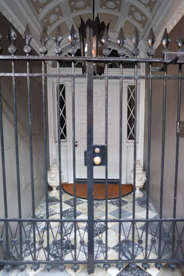 New Orleans: True Crime Pub Crawl - The French Quarter crime walk