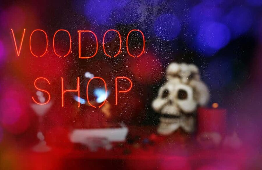 New Orleans: Vampires, Voodoo, and Ghosts Tour - Voodoo temples and vampire lore