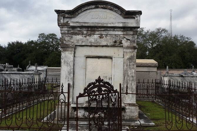Night Cemetery Insiders Bus Tour in New Orleans - Choosing a Guide and Matching Your Expectations