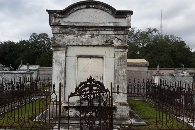 Oak Alley Plantation and New Orleans City Tour - Above-ground tombs and the limits of the city portion