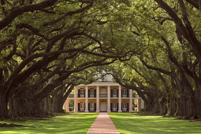 Oak Alley Plantation Tour with Pickup from New Orleans - The plantation country between New Orleans and Oak Alley