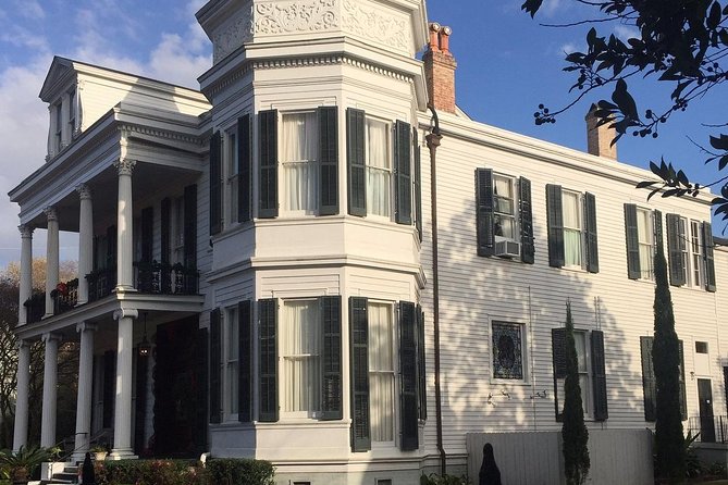 Private Garden District Walking Tour With Lafayette Cemetery No 1 - What the guide style adds