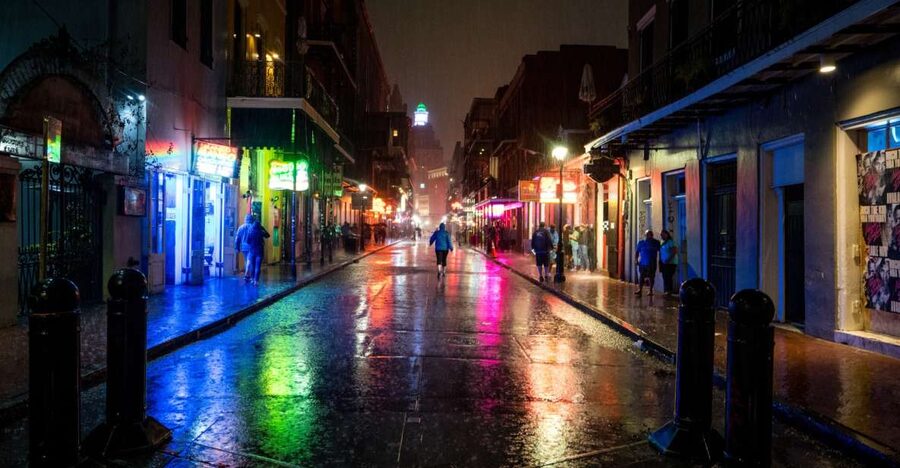 Self Guided Audio Ghost Tour in New Orleans in 6 Languages - Self-guided freedom versus a live ghost walk
