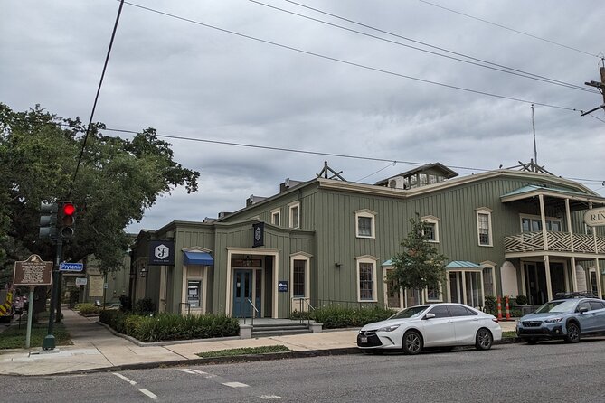 Self Guided Walking Tour of New Orleans' Historic Garden District - Grand homes and movie locations