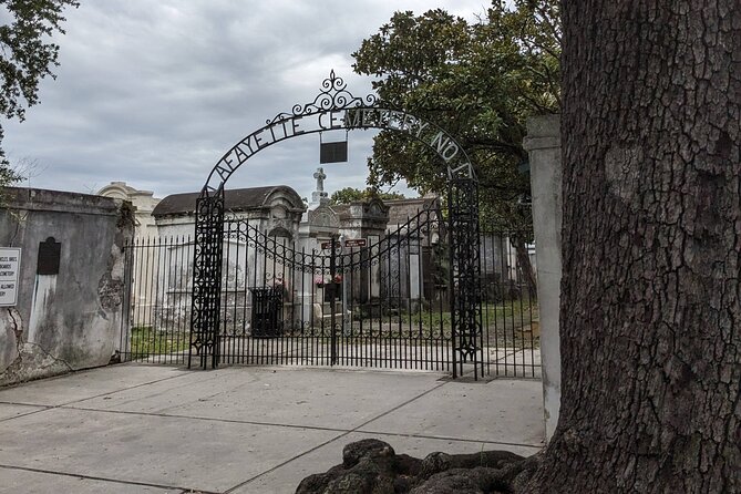 Self Guided Walking Tour of New Orleans' Historic Garden District - Buckner Mansion and the Seven Sisters
