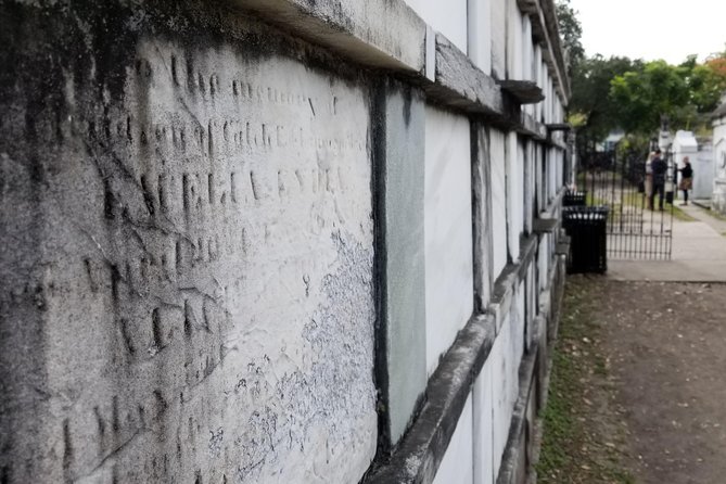 Small-Group Glamorous Garden District Tour - The stories behind the mansions