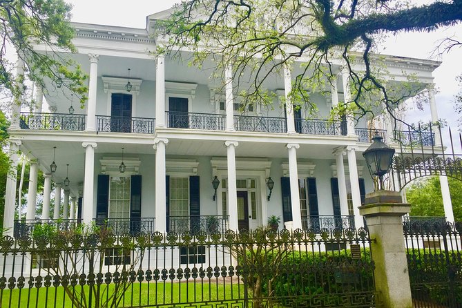 Tale of Two Cities: Uptown Bike Tour in New Orleans - One hour among Garden District mansions